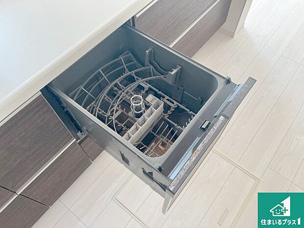 【食器洗浄乾燥機】食事後の一仕事、食器洗いをボタン一つでお任せできちゃいます!場所を取らないビルトイン式なので、お料理スペースもしっかり確保!