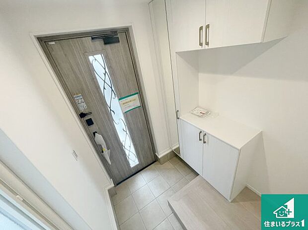 【玄関】シューズボックスにはたくさんの靴が収納できるので玄関周りはいつもスッキリ!ご家族が増えても安心!