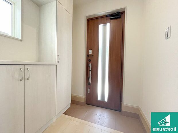 【玄関】シューズボックスにはたくさんの靴が収納できるので玄関周りはいつもスッキリ!ご家族が増えても安心!