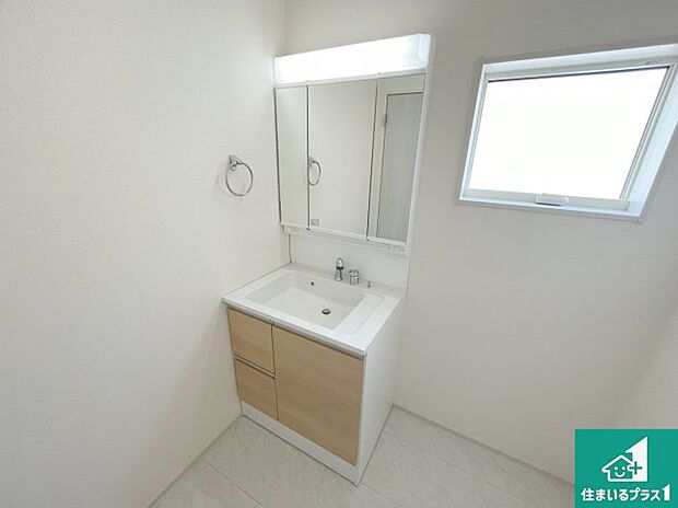 【独立洗面台】清潔感のある洗面台です。フラットな鏡は掃除がしやすく毎日清潔!鏡裏には収納があるのでスッキリとした洗面台が保てます。