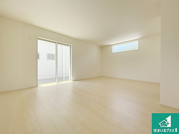 【居間・リビング】日当たり良好の明るいリビングで朝の目覚めもスッキリできそう!対面キッチンでご家族のコミュニケーションも自然と増える設計!小さなお子様が遊ぶスペースを作っても広々とくつろげるLDK!