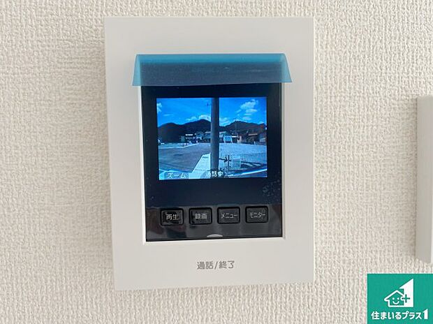【カラーモニターインターホン】声だけでなく来訪者の姿や顔がモニターで確認できるので、小さなお子様がいらっしゃるご家庭でも安心できます!