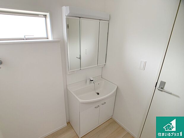 【独立洗面台】清潔感のある洗面台です。フラットな鏡は掃除がしやすく毎日清潔!鏡裏には収納があるのでスッキリとした洗面台が保てます。