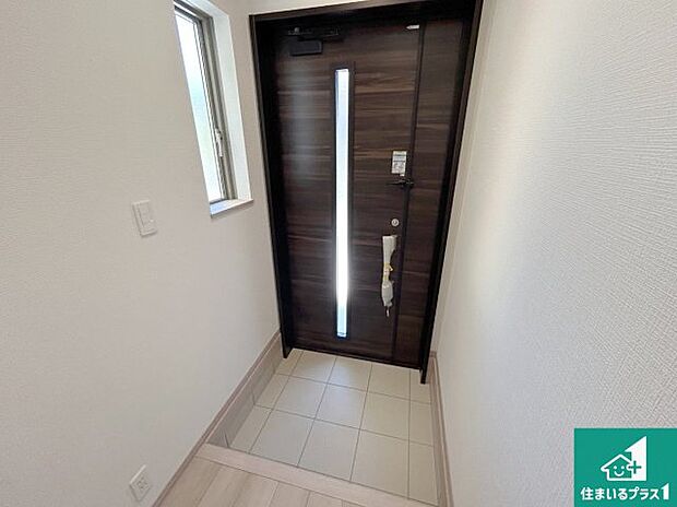 【玄関】シューズボックスにはたくさんの靴が収納できるので玄関周りはいつもスッキリ!ご家族が増えても安心!