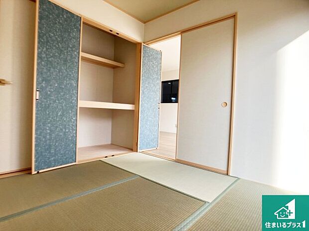 【和室】一室あると便利な和室は客間としてだけでなく、小さなお子様のプレイルームや食後のくつろぎスペースとしてもご利用いただけます。収納もついていますので大活躍間違いなし!