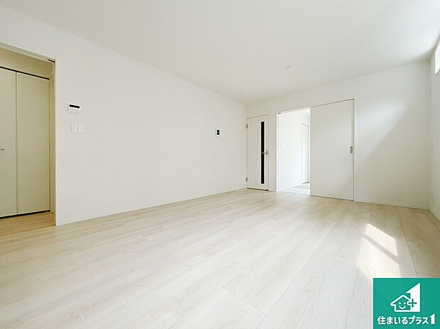 【居間・リビング】日当たり良好の明るいリビングで朝の目覚めもスッキリできそう!対面キッチンでご家族のコミュニケーションも自然と増える設計!小さなお子様が遊ぶスペースを作っても広々とくつろげるLDK!