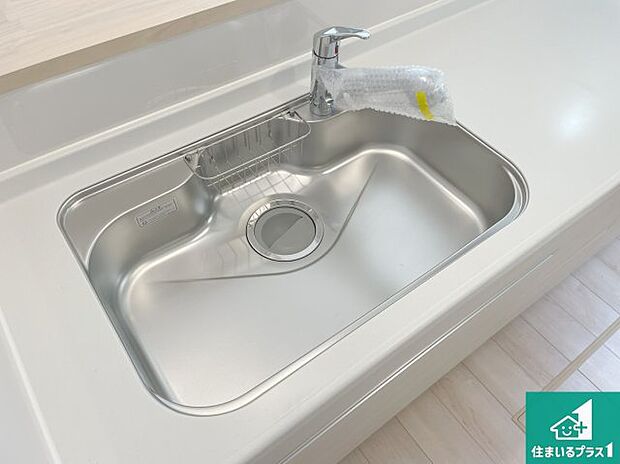 【キッチンシンク】蛇口の先端に浄水器を内蔵しています!原水と浄水、お湯と冷水、シャワーの切替えがワンタッチなので用途によって使い分けられます。