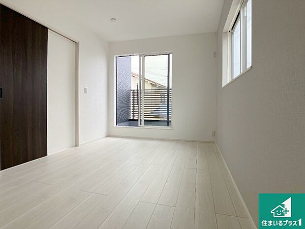 【洋室】寝室は心地よい眠りについてもらいたくて、シンプルかつ開放的な空間な設計にしています!大きな窓から差し込む日が心地いいです♪