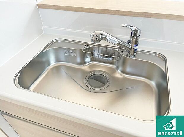 【独立洗面台】清潔感のある洗面台です。フラットな鏡は掃除がしやすく毎日清潔!ホースは引き出して使えるので洗顔やお掃除の際に便利です!