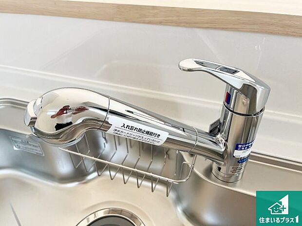 【キッチンシンク】蛇口の先端に浄水器を内蔵しています!原水と浄水、お湯と冷水、シャワーの切替えがワンタッチなので用途によって使い分けられます。
