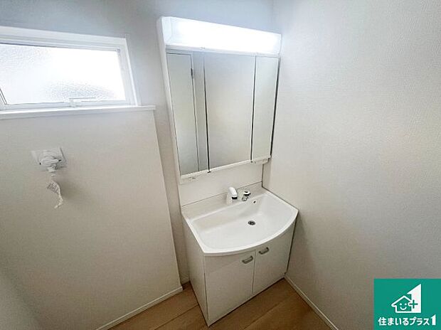 【独立洗面台】清潔感のある洗面台です。フラットな鏡は掃除がしやすく毎日清潔!鏡裏には収納があるのでスッキリとした洗面台が保てます。