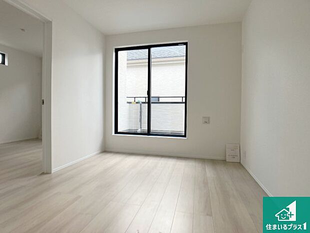 【洋室】寝室は心地よい眠りについてもらいたくて、シンプルかつ開放的な空間な設計にしています!大きな窓から差し込む日が心地いいです♪