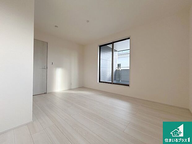 【洋室】寝室は心地よい眠りについてもらいたくて、シンプルかつ開放的な空間な設計にしています！大きな窓から差し込む日が心地いいです♪