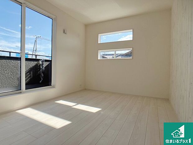 【洋室】シンプルな洋室は、自分好みのインテリアが楽しめます♪ご家族とインテリアや家具を選びに行くのは新築購入時の醍醐味の一つです。ぜひお楽しみください♪