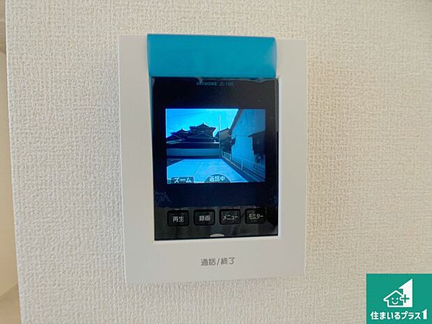 【カラーモニターインターホン】声だけでなく来訪者の姿や顔がモニターで確認できるので、小さなお子様がいらっしゃるご家庭でも安心できます!