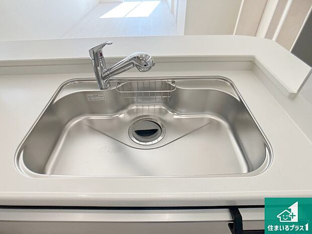 【キッチンシンク】蛇口の先端に浄水器を内蔵しています!原水と浄水、お湯と冷水、シャワーの切替えがワンタッチなので用途によって使い分けられます。