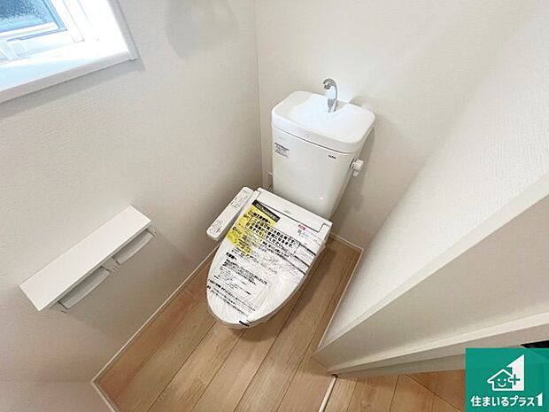 【トイレ】1・2階の2ヶ所にあるので、朝の忙しい時間の順番待ちもなく、深夜の利用にも大変便利です。