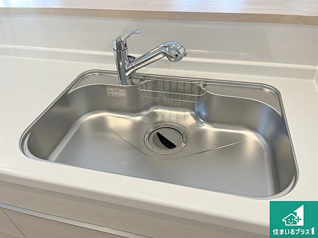 【キッチンシンク】蛇口の先端に浄水器を内蔵しています!原水と浄水、お湯と冷水、シャワーの切替えがワンタッチなので用途によって使い分けられます。