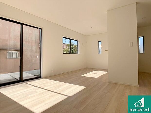 【居間・リビング】日当たり良好の明るいリビングで朝の目覚めもスッキリできそう!対面キッチンでご家族のコミュニケーションも自然と増える設計!小さなお子様が遊ぶスペースを作っても広々とくつろげるLDK!