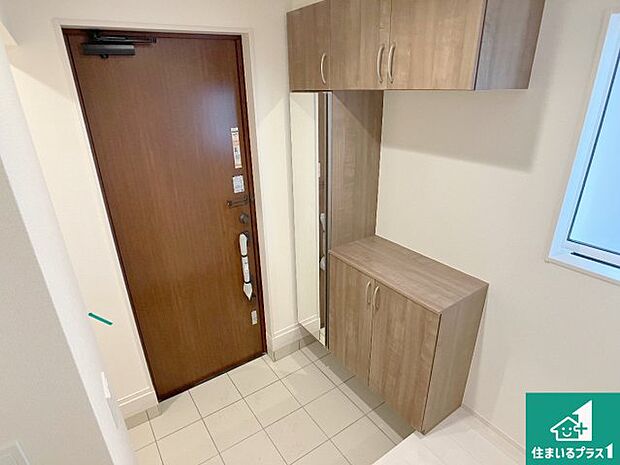 【玄関】シューズボックスにはたくさんの靴が収納できるので玄関周りはいつもスッキリ!ご家族が増えても安心!
