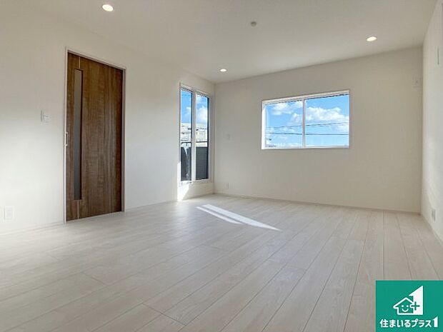 【居間・リビング】日当たり良好の明るいリビングで朝の目覚めもスッキリできそう!対面キッチンでご家族のコミュニケーションも自然と増える設計!小さなお子様が遊ぶスペースを作っても広々とくつろげるLDK!