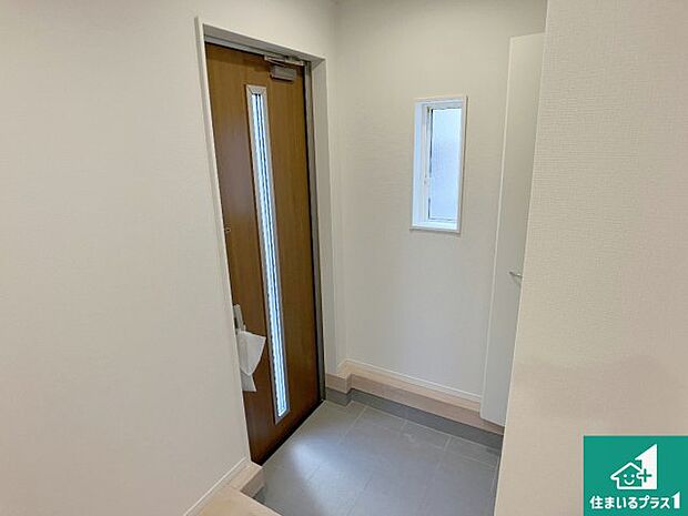 【玄関】周辺は落ち着いた街並みの住宅地!子育てがしやすい住環境です!まだ未完成ですが、現地でしかシューズボックスにはたくさんの靴が収納できるので玄関周りはいつもスッキリ!ご家族が増えても安心!