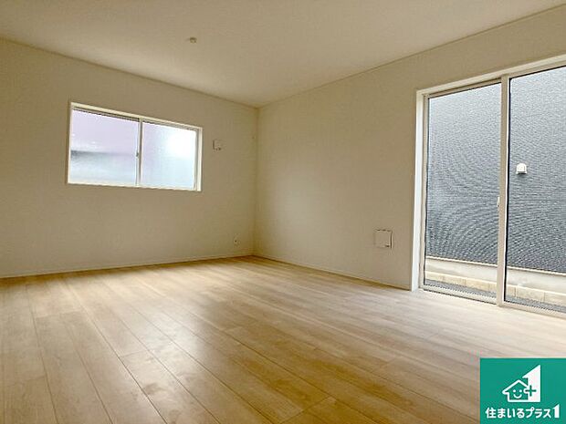 【居間・リビング】日当たり良好の明るいリビングで朝の目覚めもスッキリできそう!対面キッチンでご家族のコミュニケーションも自然と増える設計!小さなお子様が遊ぶスペースを作っても広々とくつろげるLDK!