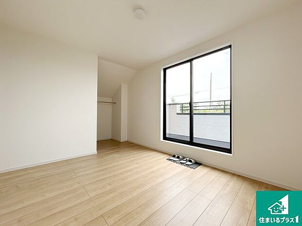 【洋室】シンプルな洋室は、自分好みのインテリアが楽しめます♪ご家族とインテリアや家具を選びに行くのは新築購入時の醍醐味の一つです。ぜひお楽しみください♪