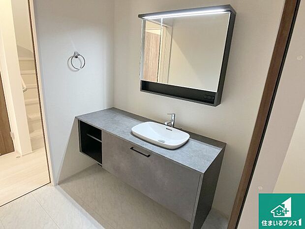 【独立洗面台】清潔感のある洗面台です。フラットな鏡は掃除がしやすく毎日清潔!鏡裏には収納があるのでスッキリとした洗面台が保てます。