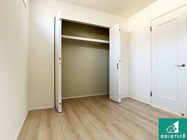 【洋室】収納スペースが充実しているので子供の成長に合わせてたくさん収納ができます!家族構成に合わせた様々な活用ができる収納!