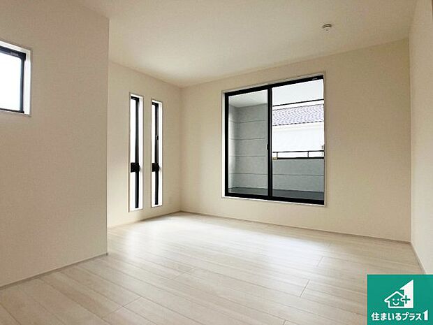 【洋室】寝室は心地よい眠りについてもらいたくて、シンプルかつ開放的な空間な設計にしています!大きな窓から差し込む日が心地いいです♪