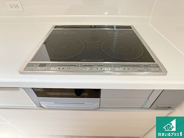【コンロ】火を使わないので、安心なIHコンロ!でこぼこが無い構造なので、掃除もしやすく清潔に保てます!
