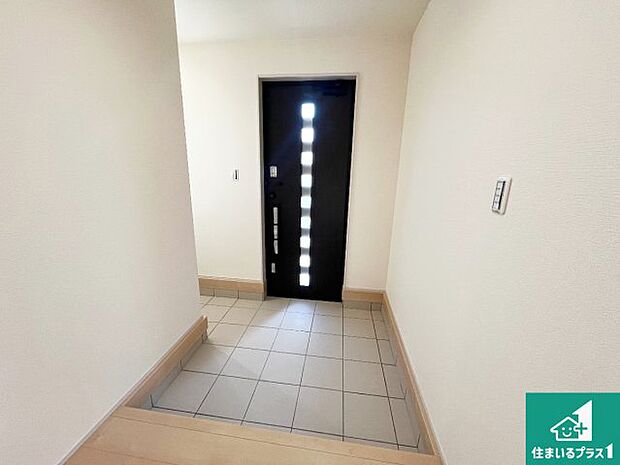 【玄関】シューズボックスにはたくさんの靴が収納できるので玄関周りはいつもスッキリ!ご家族が増えても安心!