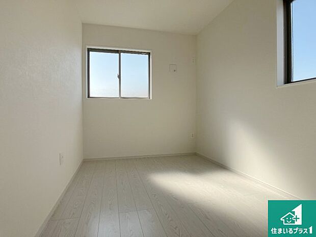 【洋室】寝室は心地よい眠りについてもらいたくて、シンプルかつ開放的な空間な設計にしています!大きな窓から差し込む日が心地いいです♪