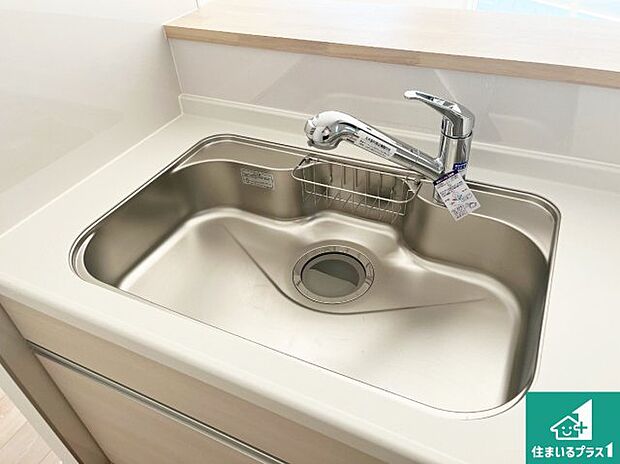 【キッチンシンク】蛇口の先端に浄水器を内蔵しています！原水と浄水、お湯と冷水、シャワーの切替えがワンタッチなので用途によって使い分けられます。