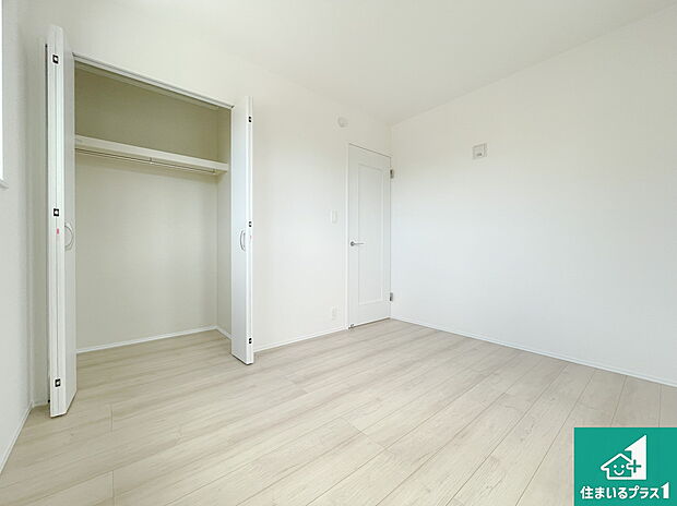 【洋室】収納スペースが充実しているので子供の成長に合わせてたくさん収納ができます！家族構成に合わせた様々な活用ができる収納！