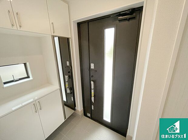 【玄関】シューズボックスにはたくさんの靴が収納できるので玄関周りはいつもスッキリ！ご家族が増えても安心！