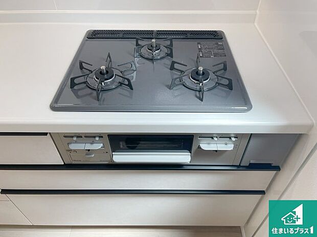 【コンロ】ダブル高火力Ｓｉセンサー付きコンロ！３口あるので、まとめて料理をする時も大活躍！