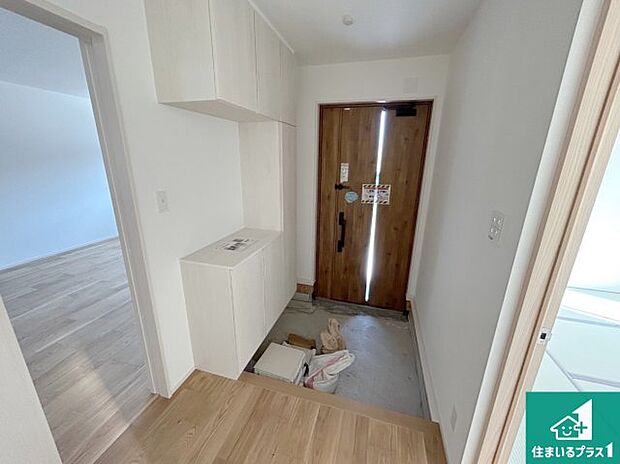 【玄関】シューズボックスにはたくさんの靴が収納できるので玄関周りはいつもスッキリ！ご家族が増えても安心！