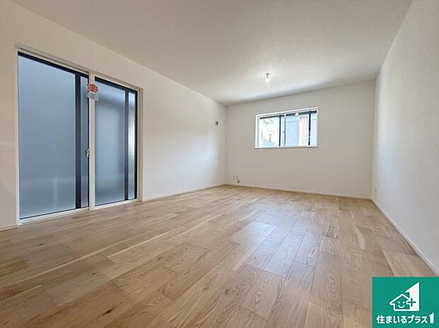 【居間・リビング】日当たり良好の明るいリビングで朝の目覚めもスッキリできそう！対面キッチンでご家族のコミュニケーションも自然と増える設計！小さなお子様が遊ぶスペースを作っても広々とくつろげるLDK！