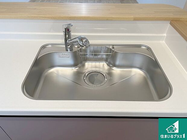 【キッチンシンク】蛇口の先端に浄水器を内蔵しています！原水と浄水、お湯と冷水、シャワーの切替えがワンタッチなので用途によって使い分けられます。