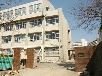 神戸市立神陵台中学校 徒歩750m