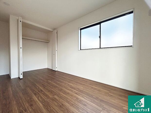 【洋室】収納スペースが充実しているので子供の成長に合わせてたくさん収納ができます！家族構成に合わせた様々な活用ができる収納！