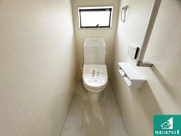 【トイレ】1・2階の2ヶ所にあるので、朝の忙しい時間の順番待ちもなく、深夜の利用にも大変便利です。