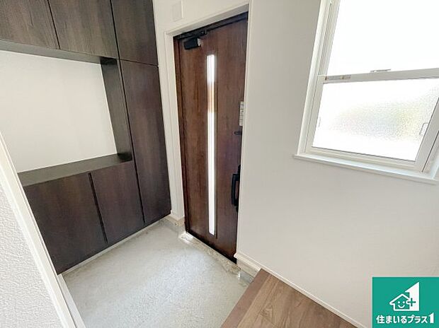 【玄関】シューズボックスにはたくさんの靴が収納できるので玄関周りはいつもスッキリ！ご家族が増えても安心！