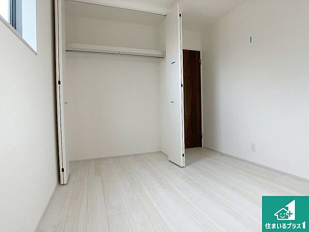 【洋室】収納スペースが充実しているので子供の成長に合わせてたくさん収納ができます！家族構成に合わせた様々な活用ができる収納！