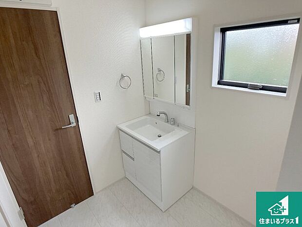 【独立洗面台】清潔感のある洗面台です。フラットな鏡は掃除がしやすく毎日清潔！鏡裏には収納があるのでスッキリとした洗面台が保てます。