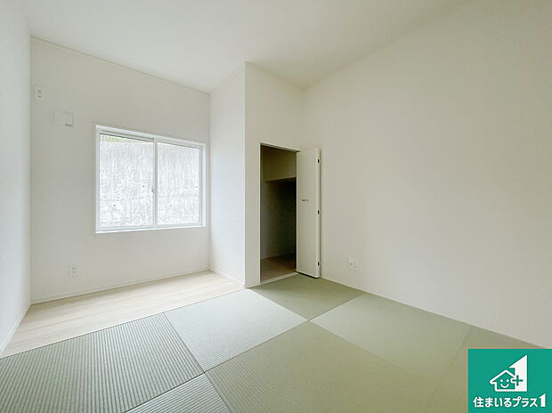 【和室】一室あると便利な和室は客間としてだけでなく、小さなお子様のプレイルームや食後のくつろぎスペースとしてもご利用いただけます。収納もついていますので大活躍間違いなし！