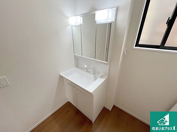 【独立洗面台】清潔感のある洗面台です。フラットな鏡は掃除がしやすく毎日清潔！鏡裏には収納があるのでスッキリとした洗面台が保てます。