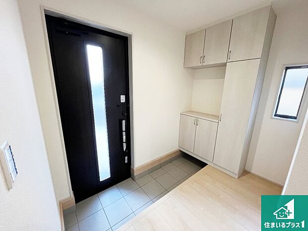 【玄関】シューズボックスにはたくさんの靴が収納できるので玄関周りはいつもスッキリ！ご家族が増えても安心！